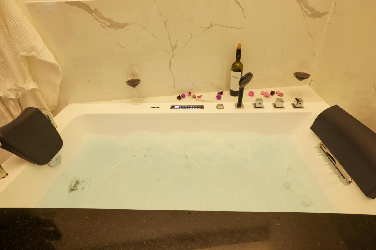 Zeos Finest Jacuzzi Suite Athena Bagian luar foto