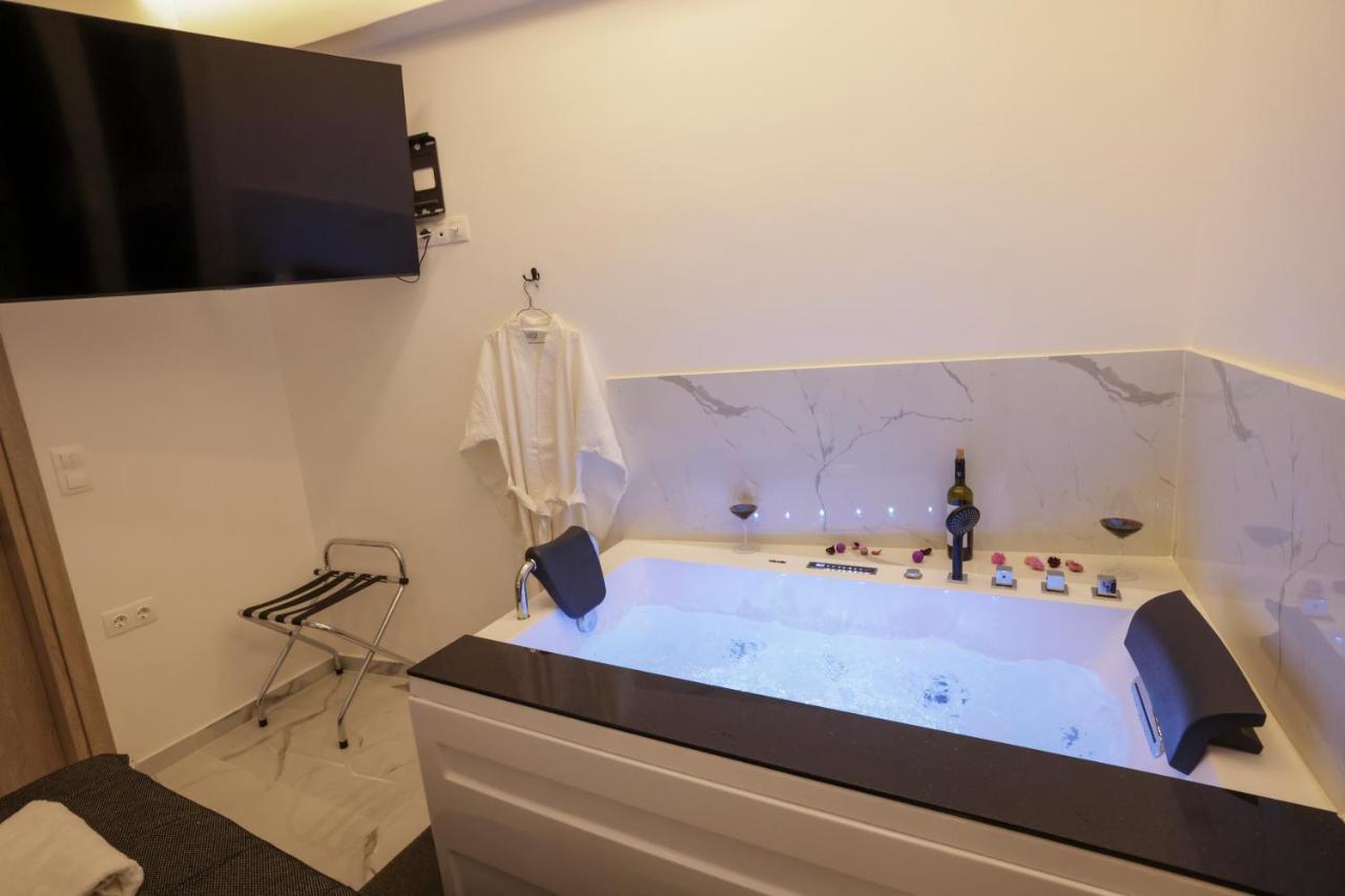 Zeos Finest Jacuzzi Suite Athena Bagian luar foto