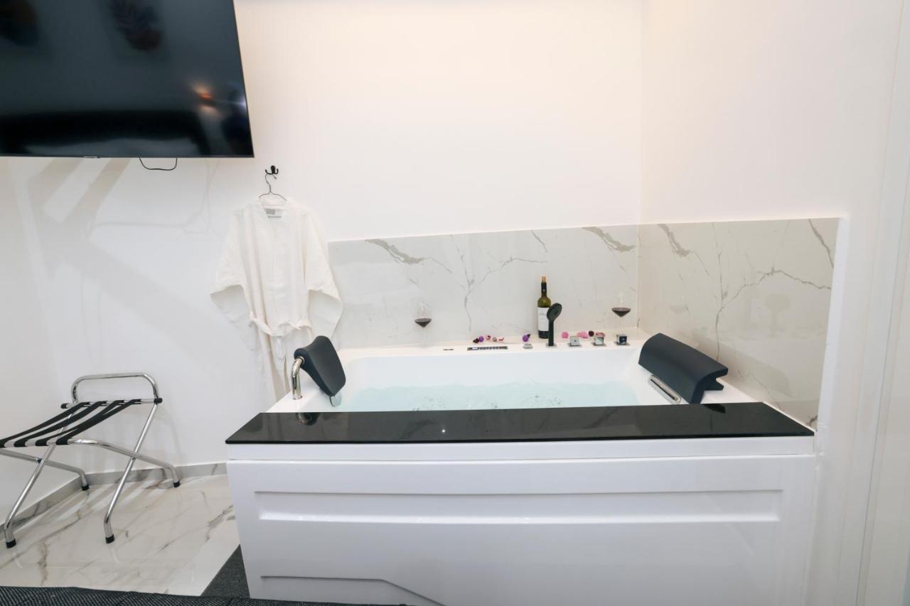 Zeos Finest Jacuzzi Suite Athena Bagian luar foto