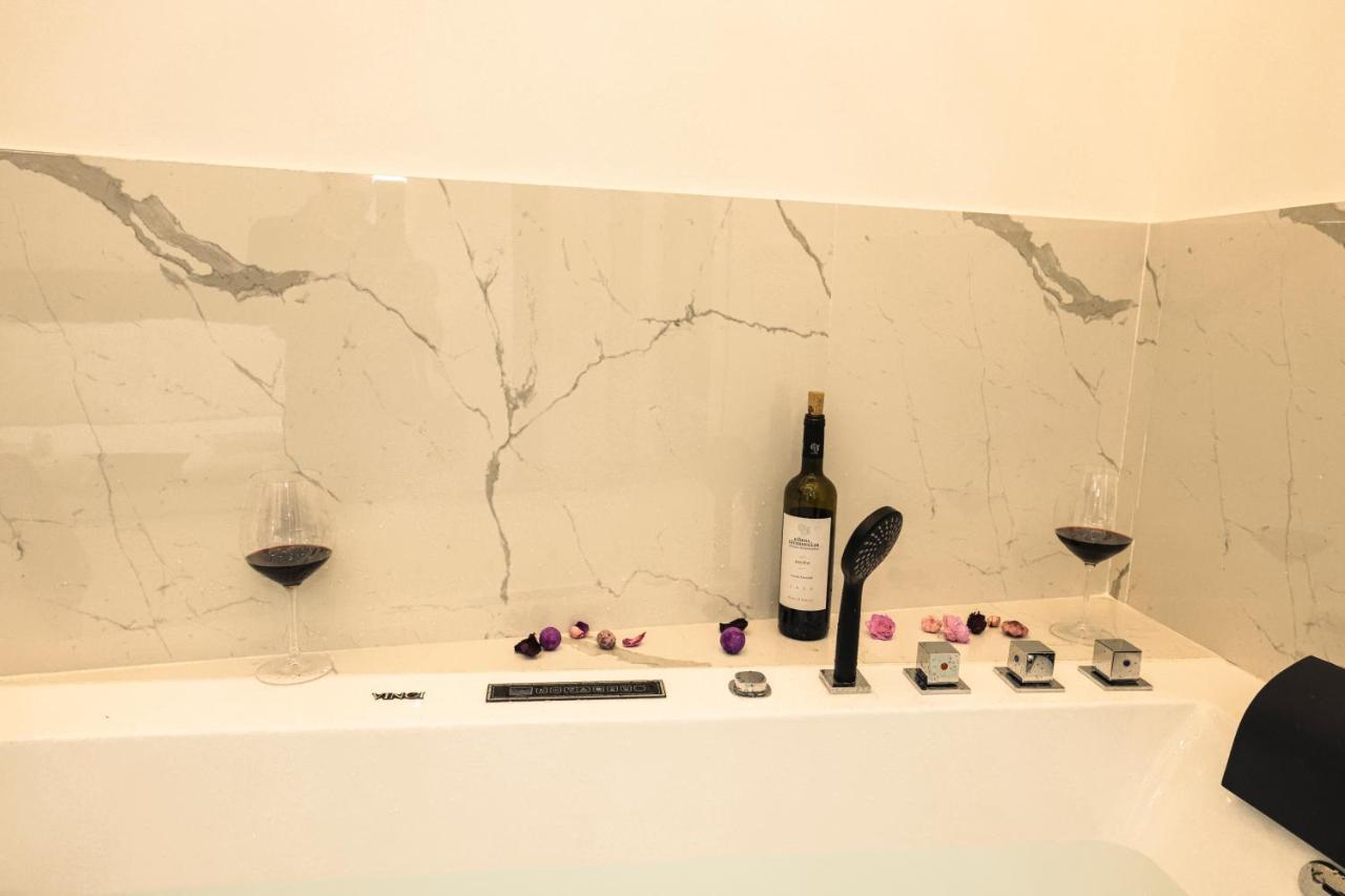 Zeos Finest Jacuzzi Suite Athena Bagian luar foto